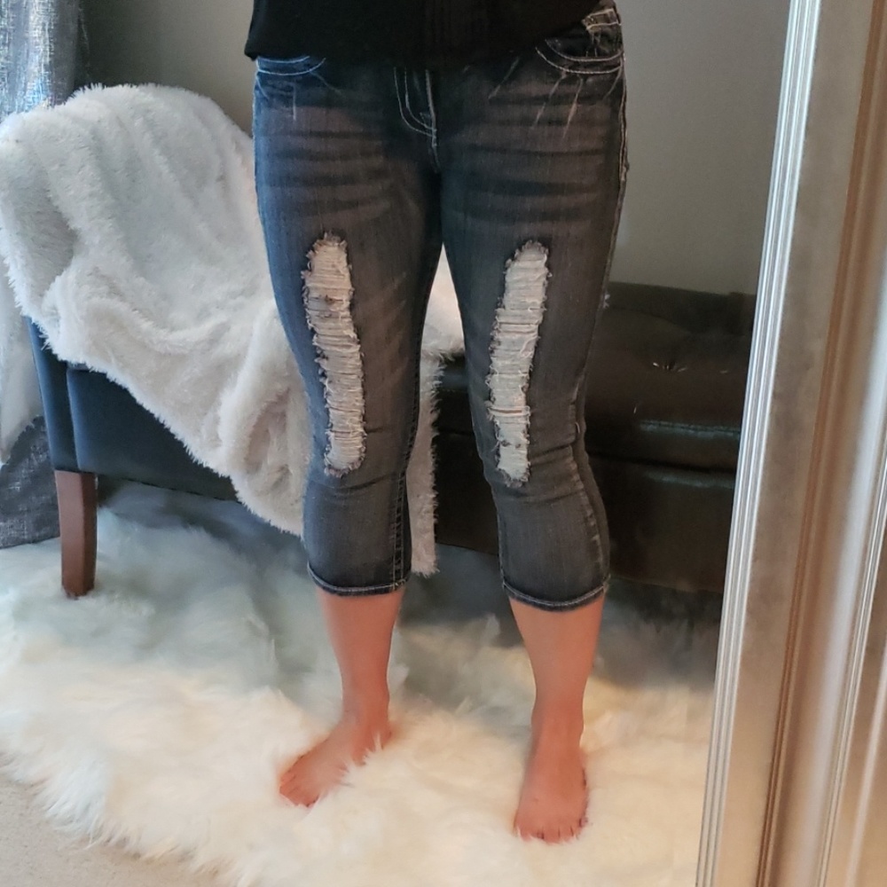 Distressed jean capri - Picture 2 of 8